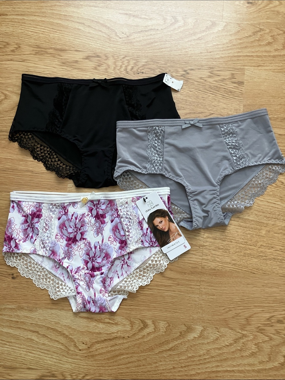 Daisy Fuentes intimates 3-Pack Lace Trim Hipster Panties . Sz S. NWT